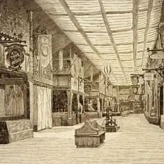 Bazar de la Charité: eine belebte Halle mit Ständen, Bannern und einem Heißluftballon.