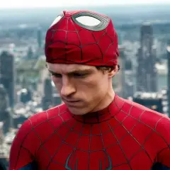 Spider-Man, con il suo costume rosso e blu, guarda un tablet con uno sfondo di grattacieli. Una recensione di Spider-Man che cattura l'essenza del personaggio.