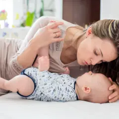 Jak często zmieniać pieluchę noworodkowi, aby uniknąć podrażnień?