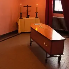 Sen o trumnie co oznacza? Odkryj jego ukryte znaczenie i symbolikę