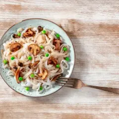 Makaron konjac z pieczarkami i groszkiem. Proste i zdrowe przepisy na lekki posiłek.