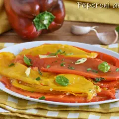 Deliziosa insalata di peperoni arrostiti, condita con aglio, basilico e prezzemolo. Un contorno colorato e saporito.