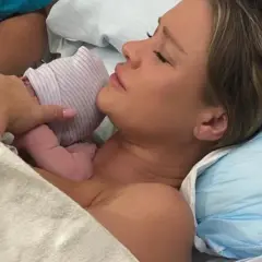 Joanna Krupa, mając 41 lat, przytula swoje nowo narodzone dziecko.