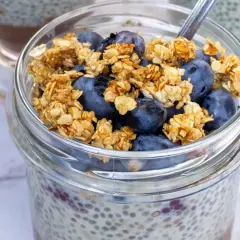 Pyszny deser z chia i bananem, zwieńczony chrupiącą granolą i borówkami. Idealny na zdrowe śniadanie lub przekąskę.