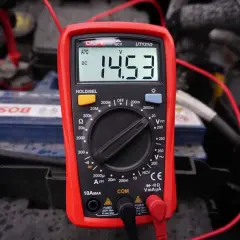 Multimetr pokazuje 14.53V DC, co jest prawidłowym napięciem ładowania. Tak sprawdzisz alternator miernikiem.