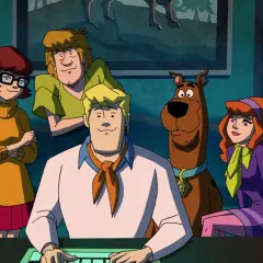 Fred, Daphne, Velma, Shaggy i Scooby-Doo w bibliotece, gotowi na kolejną zagadkę.