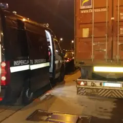 Kontrola ITD w firmie. Ciężarówka z kontenerem zatrzymana do kontroli. Kierowca może otrzymać karę za przekroczenie masy.
