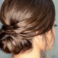 Eleganckie fryzury upięte na średnie włosy, z luźno opadającymi pasmami przy karku.