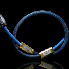 Błękitny kabel z plecionką, zakończony złotymi elementami z logo korony. To Siltech Triple Crown, symbol doskonałości dźwięku.