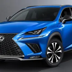 Lexus NX 300h azul brillante, un SUV elegante. A pesar de su atractivo, algunos propietarios han reportado lexus nx 300h problemas.