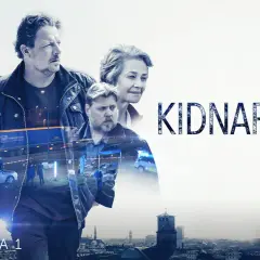 Gesichter von Menschen, die besorgt und entschlossen aussehen, überlagert mit Szenen von Polizeiautos und Ermittlungen. "Kidnapping Staffel 1" ist prominent platziert.