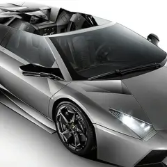 Srebrny, otwarty Lamborghini Reventon z czarnymi felgami i wnętrzem, gotowy do jazdy.