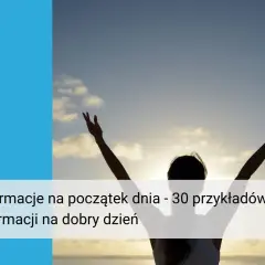 Kobieta z rękami w górze wita nowy dzień. Inspirujące afirmacje na dobry dzień pomogą Ci zacząć go pozytywnie.
