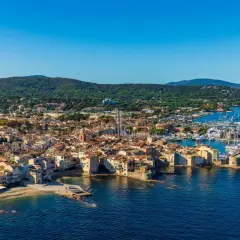 Jak dojechać z Nicei do Saint-Tropez? Najlepsze opcje transportu i czas podróży