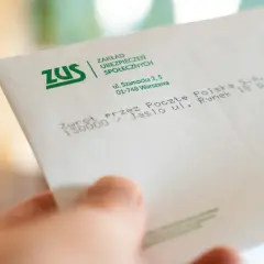 Koperta ZUS z adresem i pieczątką zwrotu. Dotyczy rozliczenia zus od dochodu.