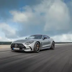 Srebrny Mercedes-AMG GT63S pędzi po torze. Zastanawiasz się nad jego ceną?