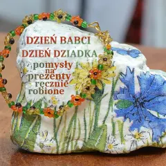 Bransoletka z koralików na kamieniu z kwiatami. Idealny pomysł na prezenty na Dzień Babci i Dziadka.