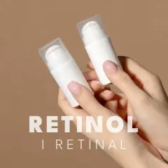 Dwie białe buteleczki z pompką w dłoniach. Tekst: RETINOL i RETINAL.