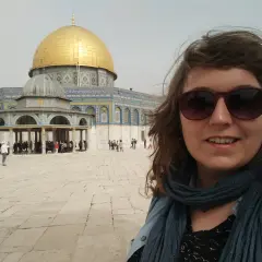 Uśmiechnięta kobieta na tle Kopuły na Skale w Jerozolimie. Niezapomniana wycieczka do Izraela.