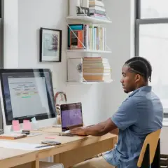 Dwa monitory do laptopa? Podłącz i pracuj wydajniej! Poradnik Win/macOS