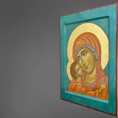 Ikony Matki Boskiej prawosławne: wzruszający obraz przedstawiający Maryję z Dzieciątkiem Jezus, otoczonych złotym tłem i ozdobną ramą.
