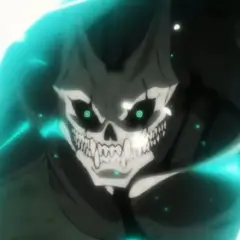 Ein Kaiju mit Totenkopf-Gesicht und leuchtend grünen Augen, umgeben von blauen Energien. Ein Vorgeschmack auf Kaiju No. 8 Staffel 2.