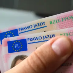 Dwie polskie karty prawa jazdy w dłoni. Dokumenty zawierają flagę UE i napis "Prawo jazdy Rzeczpospolita Polska".
