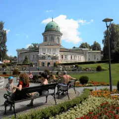 Relaks w otoczeniu zieleni i pięknej architektury. To miejsce to jedne z najlepszych sanatoriów w Polsce, gdzie można odpocząć i zadbać o zdrowie.