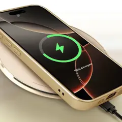 Złoty iPhone 11 na ładowarce indukcyjnej, ekran pokazuje 75% naładowania. Dowiedz się, jak włączyć ładowanie indukcyjne iPhone 11.