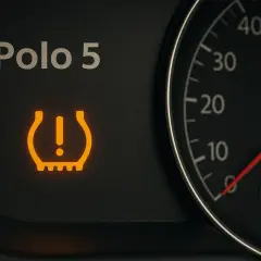 Voyant de pression des pneus allumé sur une Polo 5. Il faut vérifier et enlever voyant pression pneu.