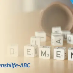 Würfel mit Buchstaben bilden das Wort "Demenz". Die zeitliche Orientierung bei Demenz ist eine Herausforderung.
