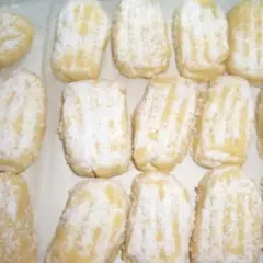 Zuckerbestäubte Kekse, die nach einem einfachen kurabiye rezept zubereitet wurden. Sie sind weich und schmelzen auf der Zunge.