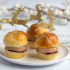 Trois mini burgers au foie gras, ornés de rennes scintillants, prêts pour les fêtes.