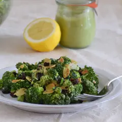 Deliciosa ensalada de brócoli con almendras y arándanos, lista para disfrutar.