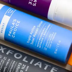 Hudvårdsprodukter från Paula's Choice. En blå flaska med texten "Triple Active Total Repair Serum" som innehåller retinol och niacinamide.