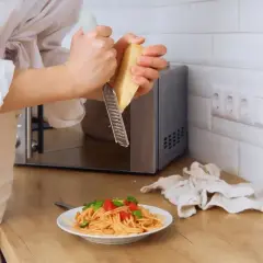 Szybki obiad? Zobacz, jak ugotować makaron w mikrofali i posypać go parmezanem.