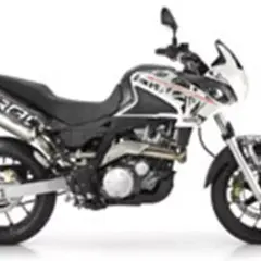 Czarny motocykl Aprilia Pegaso 650 z białymi i czerwonymi akcentami, gotowy na przygodę.