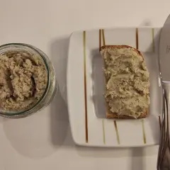 Smalec z fasoli w słoiku i na kromce chleba. Pyszna, wegańska pasta do smarowania.