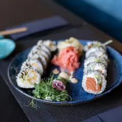 Sekrety lekkostrawnego sushi: Co jeść, by Twój żołądek był zadowolony?