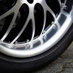 Nowe, błyszczące felgi dodają autu charakteru. Zastanawiasz się, ile kosztuje malowanie felg? Sprawdź ceny i odmień swoje auto!
