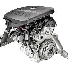 Silnik N47 BMW z turbosprężarką i elementami układu dolotowego.