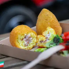 Arancini co to? Złociste kulki ryżowe z nadzieniem, podane z sałatką. Pyszna włoska przekąska.