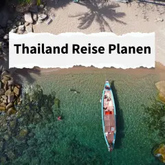 Traumhafte Bucht in Thailand mit Longtail-Boot und Badenden. Informiere dich über die **reisewarnung thailand aktuell**, bevor du deine Reise planst.