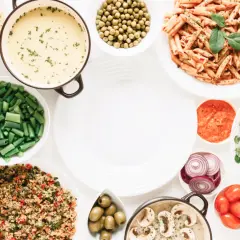 Repas variés pour savoir quoi manger la veille d'un marathon : pâtes, riz, légumes verts, salade, soupe, pois, olives, tomates, oignons, champignons.