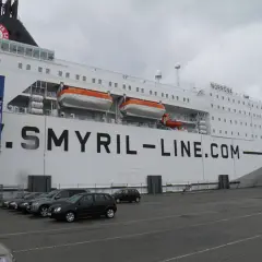 Ogromny prom Smyril Line "Norröna" czeka na pasażerów, by zabrać ich w podróż na Islandię.