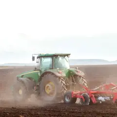 Ile kosztuje przepisanie ziemi rolnej u notariusza? Sprawdź, co wpływa na ceny