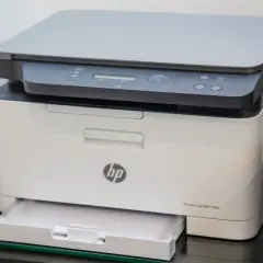 Drukarka HP Color Laser MFP 178nw. Dowiedz się, jak podłączyć drukarkę HP z telefonem, aby drukować bezprzewodowo.