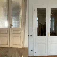 Prima e dopo: porte interne verniciate di bianco, con vetri trasparenti che riflettono la stanza.