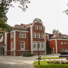 DPS pracownika oświaty: Kto może zamieszkać i ile to kosztuje?