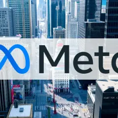 Meta-Logo über einer belebten Stadtstraße. Die Meta-Aktie im Fokus der urbanen Skyline.